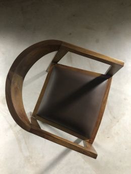 Designerskie krzesło z drewna mahoniowego w kolorze orzech włoski