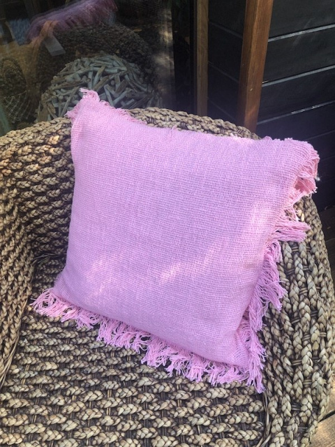 Poduszka z surowej bawełny z frędzlami, różowa, boho
