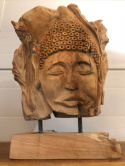 Rzeźba twarzy w drewnie tekowym